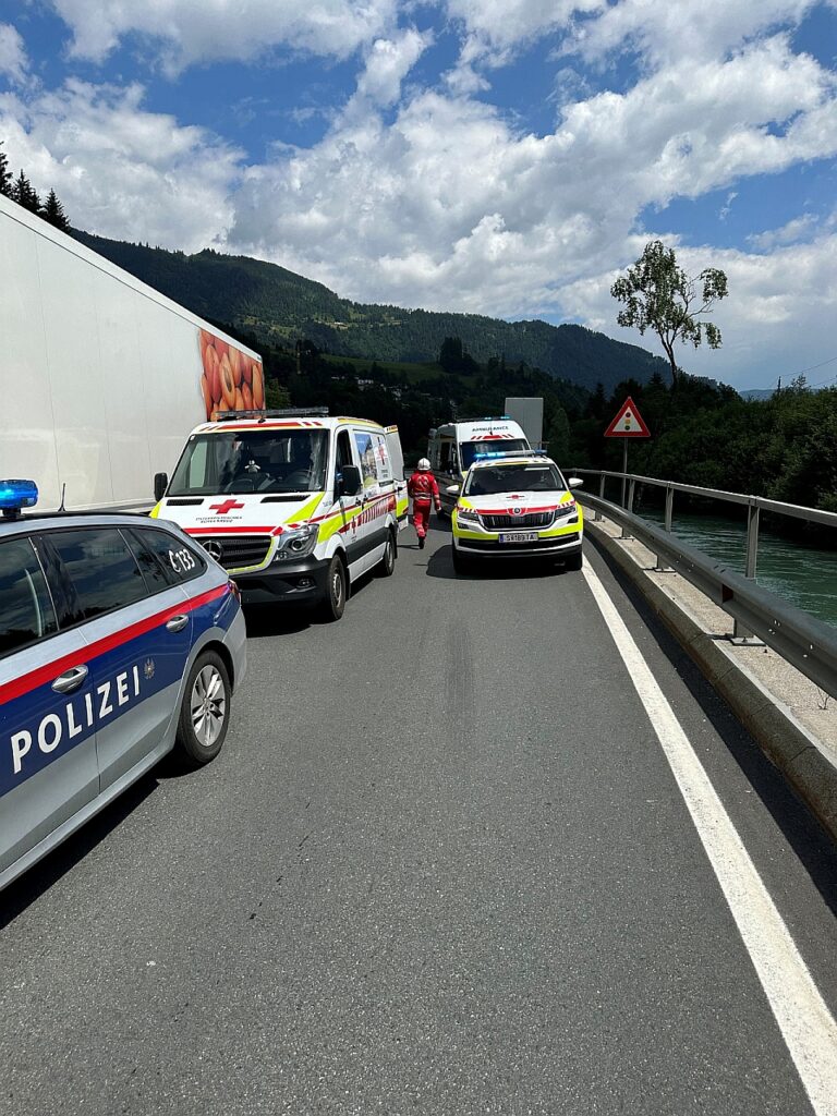 Schwerer Verkehrsunfall In Schwarzach – Freiwillige Feuerwehren Bezirk ...